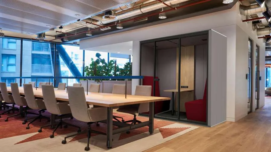 Akustický box v kanceláři: proč tohle téma firmy řeší čím dál víc